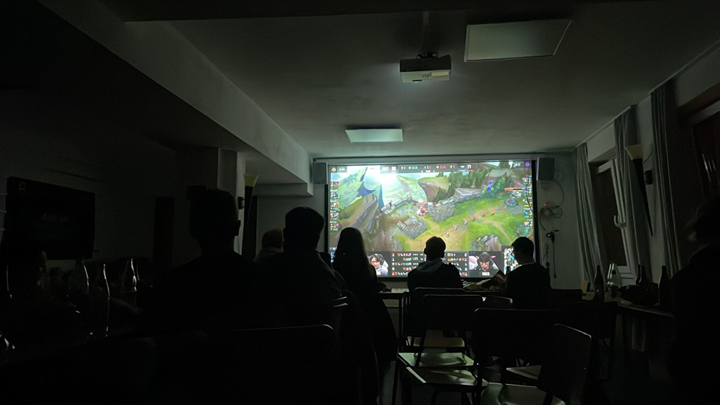 Mithilfe unseres Sponsors Brockhaus AG, die für die Verpflegung gesorgt haben, haben wir eine Viewing Party für das Worlds Finale 2022 organisiert. Wenn ihr beim nächsten Event auch dabei sein wollt, nichts wie rein in den Discord!
