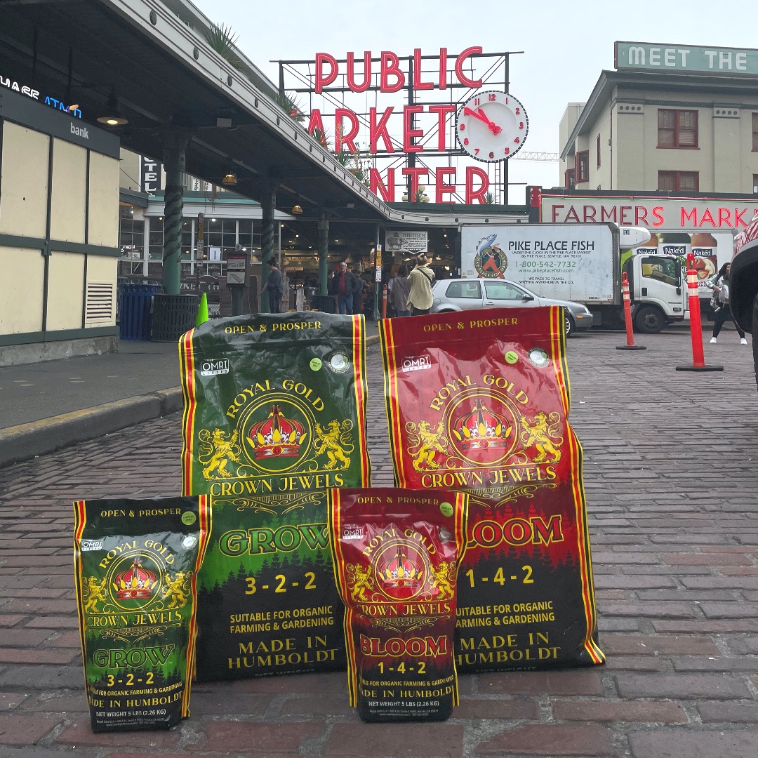 Great shot at Pike Place Market by <a href="/royalgold/">siddharth jhaveri</a>.dunk
.
.
.
.
.
#pikesplacemarket #royalgoldsoil #washingtongrown #washingtongardeners #organicgardening #crownjewels