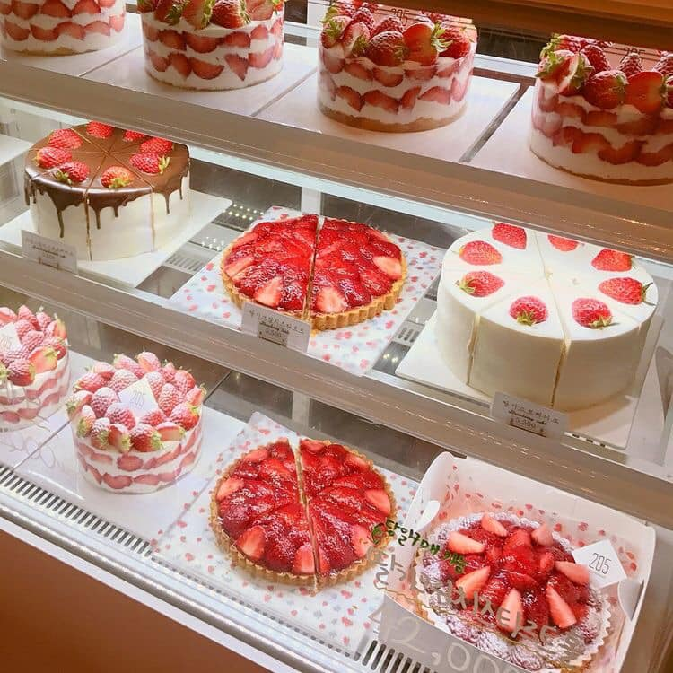 prettiestavenue's tweet photo. strawberry pastries https://t.co/i8ijwPbS1A