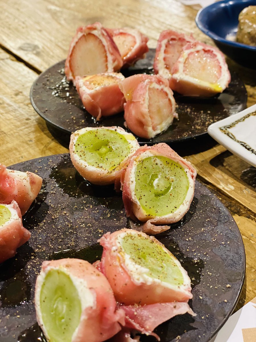 _t18's tweet photo. 美味しすぎたからこっちにも載せちゃう🤤
果物×チーズ×生ハム最高何個でも食べれる https://t.co/EAZ12QO7en