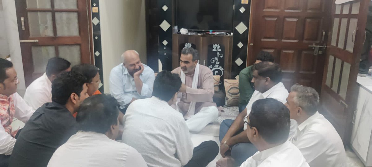 drsanjeevbalyan's tweet photo. आज अपनी लोकसभा के ग्राम मंदौड़, सोरम, गोयला, दाहोड एवं खतौली कस्बा में अलग-अलग परिवारों में हुए असामयिक दुःखद मृत्यु पर उनके परिजनों से मिलकर सांत्वना दी और अपनी शोक संवेदना व्यक्त की। https://t.co/9LtMFN0fUv