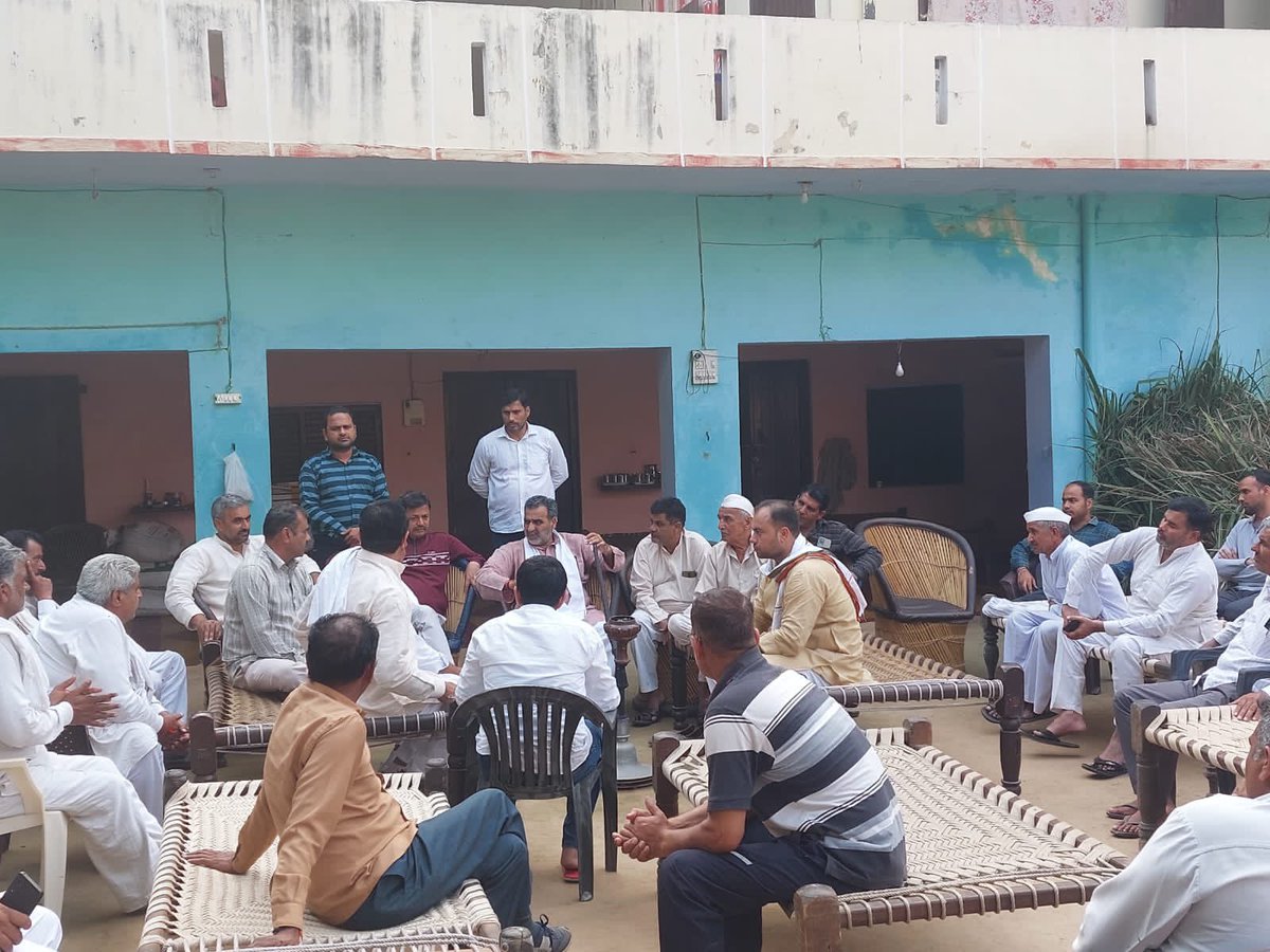 drsanjeevbalyan's tweet photo. आज अपनी लोकसभा के ग्राम मंदौड़, सोरम, गोयला, दाहोड एवं खतौली कस्बा में अलग-अलग परिवारों में हुए असामयिक दुःखद मृत्यु पर उनके परिजनों से मिलकर सांत्वना दी और अपनी शोक संवेदना व्यक्त की। https://t.co/9LtMFN0fUv