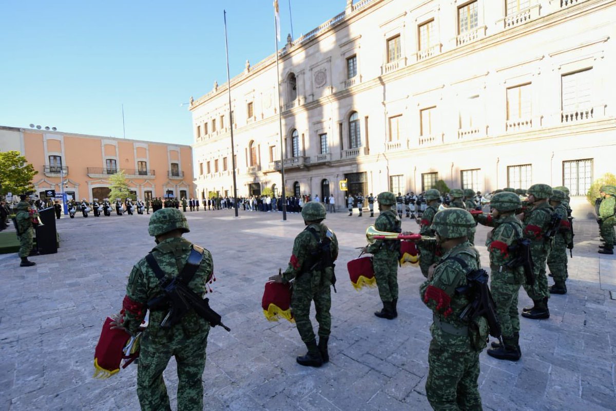 A fin de fortalecer la cultura cívica entre los mexicanos y mostrar respeto a los símbolos patrios, el Secretario <a href="/F_DeLasFuentes/">FernandoDeLasFuentes</a> y el Gral. Gabriel Martínez García, Comandante de la 6ª Zona Militar, encabezaron la Ceremonia de Izamiento de Bandera en Plaza de Armas de #Saltillo.
