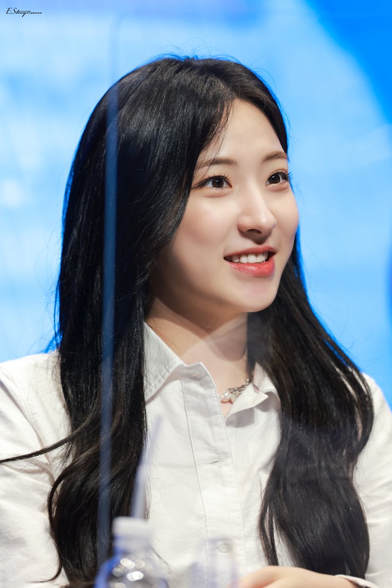 EStagram527's tweet photo. 220816 팬사인회 HQ

진지한 눈💙

#우주소녀 #은서 #손주연 #WJSN #EUNSEO
@WJSN_Cosmic https://t.co/jOxV1tqCeO
