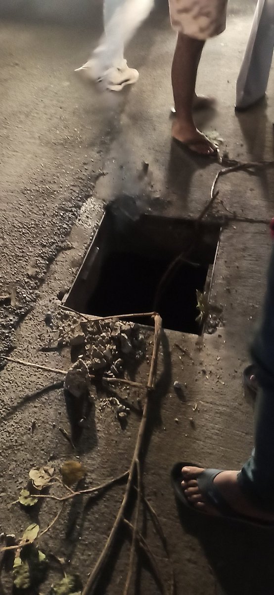 नागरिकांची गैरसोय होऊ नये कोणता प्राणी, वाहन,  त्यात पडू नये त्वरित याची दक्षता घ्यावी

कोटेश्वर निवास सोसायटी चा बाहेर, हनुमान रोड क्रॉस नंबर २, विलेपार्ले पूर्व, मुंबई ५७
<a href="/vlpresidents/">Vile Parle Residents</a> <a href="/mybmc/">माझी Mumbai, आपली BMC</a> <a href="/mybmcWardKE/">Ward KE BMC</a> <a href="/SriJainMahajan/">Sri Jain Mahajan</a> <a href="/ParleswarP/">Parleswar Pratishthan</a> <a href="/OurVileParle/">Our VileParle</a> <a href="/SPMgrp/">SurakshitParleMvmnt</a>
<a href="/Chetanbelkar1/">Chetan belkar</a>
