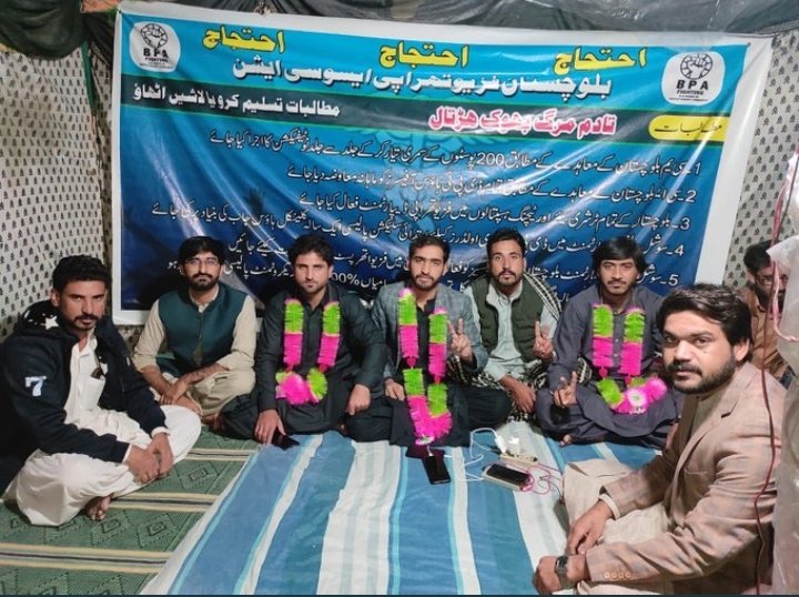 Maqbool_Baloch1's tweet photo. آپ لوگ اپنے آپ کو بلوچستان کا وارث کہتے ہو؟ ، بلوچستان کے نوجوان، تادم مرگ بھوک ہڑتال میں ہیں۔کہاں ہے حکومت ؟ کہاں ہے ریاست ؟ 
اور آپ پھر ہمیں درس دیتے ہو کہ بلوچستان میں لاشوں پےسیاست کرتے ہیں۔
کچھ کر نہیں سکتےتو عہدہ چھوڑ دو۔
#savephysiotherapistfuture
#BPAhungerstriketilldeath https://t.co/ClxWP6sIRN