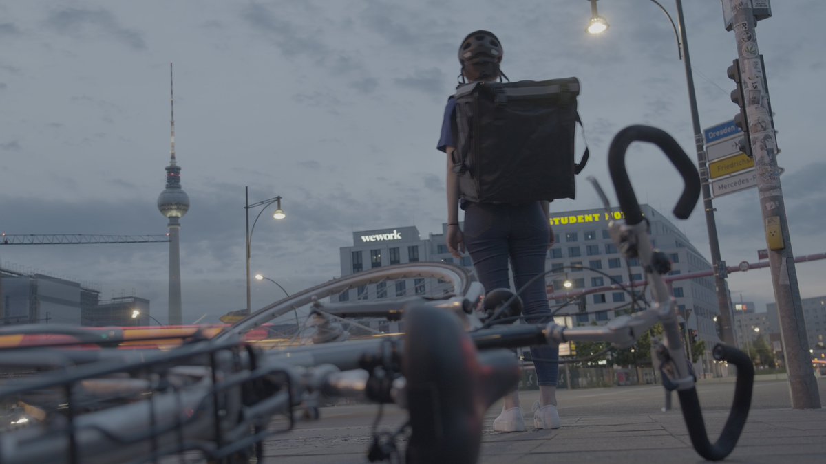 Am Limit – Die harte Welt der Lieferdienste    
Ein Film von Sophie Hafner
Ausstrahlung am 10.11.2022 / 20:15 Uhr <a href="/ZDFinfo/">ZDFinfo</a> 
In nur  zehn Minuten liefern #Kuriere Lebensmittel bis zur Haustür. Für die #Lieferdienste geht es um Milliarden. Für die Kundschaft um mehr Komfort.