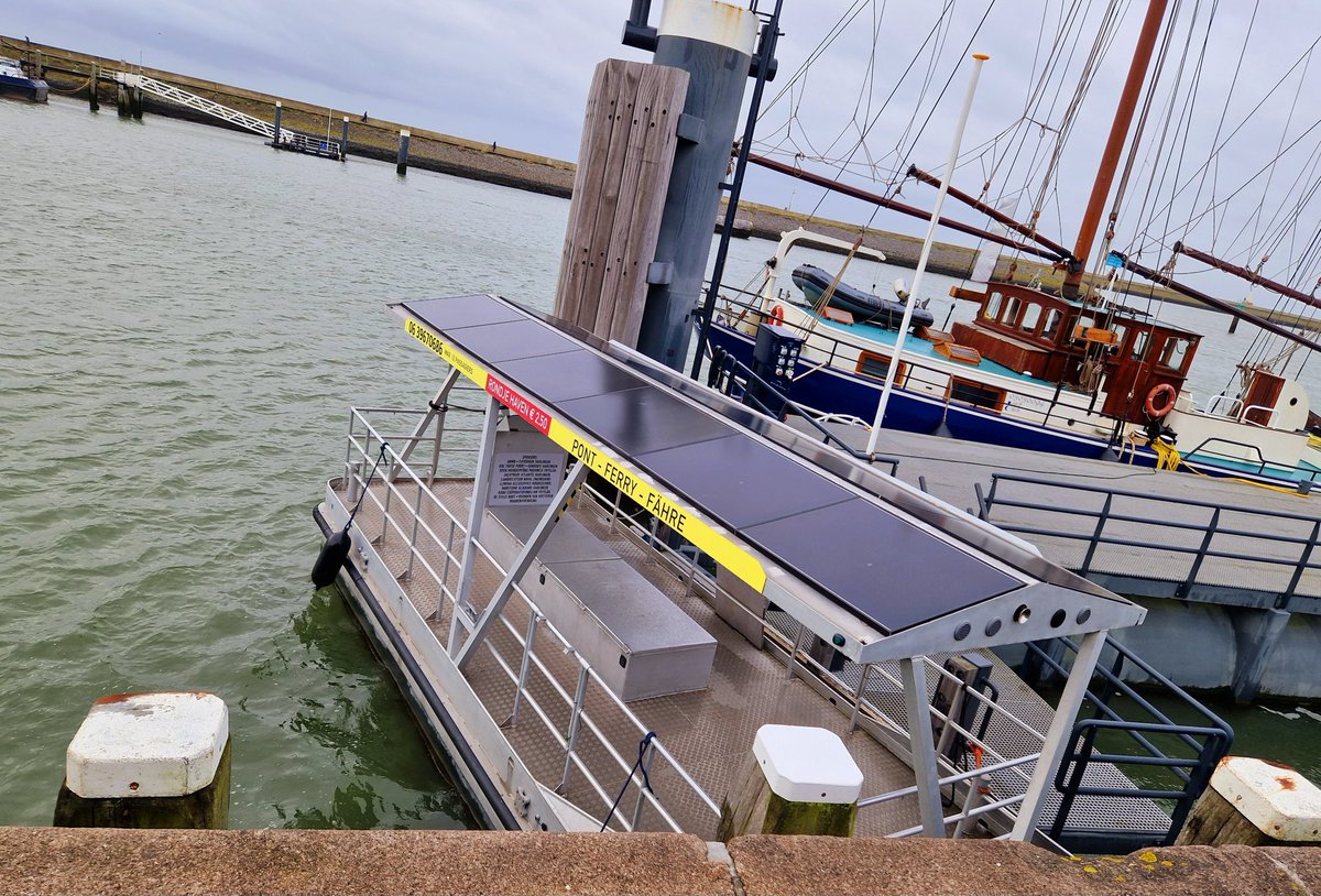 ArjaKastelein's tweet photo. Werkloos dobbert de #jongeseun #zonnepontje... #bootjes kijken in de #nieuwewillemshaven #Harlingen #Fryslรขn #zeesleepboot #Holland ๐ธ genomen door de #JenniBaynton ... #radiolichtschip https://t.co/j5NVrwgeyO
