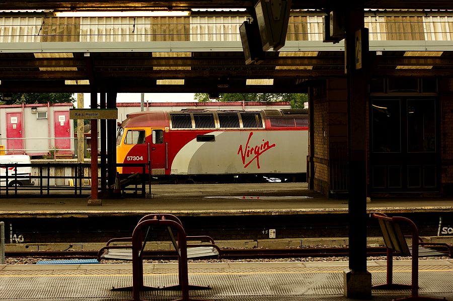 PRESTON 22-05-11.
Virgin Thunderbird 57304.
#Preston #Railways #VirginTrains #class57