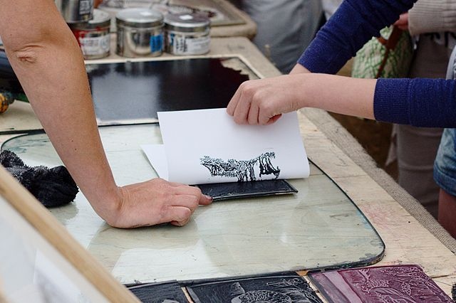 🎄 Lino Printing Cards Workshop 🎄 | Sat 19th Nov | Add a personalised touch to your gifts and cards this Christmas by making your very own linocut cards and wrap! Join tutor Sarah Strand to learn the linocutting process and create your own stamps - no experience necessary.