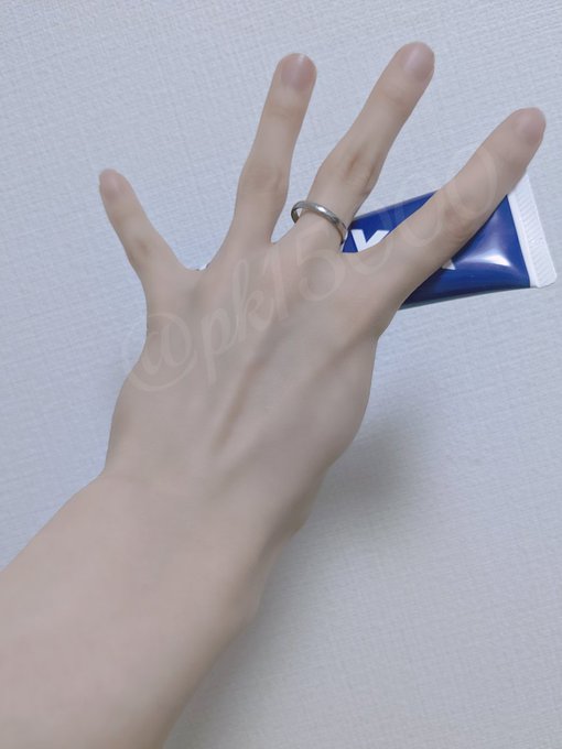 ハンドクリームは&hellip;特にこだわり無い。 プレゼントで貰えたら普通に嬉しい。  #手フェチ #ハンドクリームの日 https://t.co/COQrrLyCCo<a href="/tag/%E6%89%8B%E3%83%95%E3%82%A7%E3%83%81"class="tags">#手フェチ</a><a href="/tag/%E3%83%8F%E3%83%B3%E3%83%89%E3%82%AF%E3%83%AA%E3%83%BC%E3%83%A0%E3%81%AE%E6%97%A5"class="tags">#ハンドクリームの日</a>