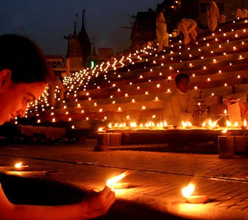 Greetings to all on #DevDeepawali. On this tithi of #KartikPurnima, Devadideb Mahadev defeated Tripurasur. It is said that today, gods descend on earth to celebrate this magnanimous victory.
Over 10 Lakh diyas are being lit on the ghats of Varanasi today.
Har Har Mahadev 🔱🔱🔱