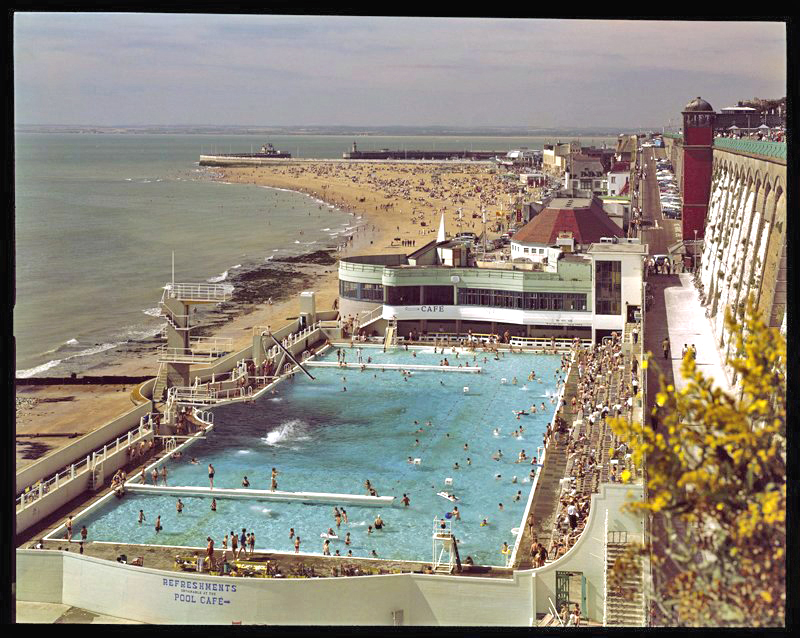 johnhindeprints's tweet image. Here's some perfect John Hinde images for a bit of summer nostalgia @YesterdaysBrit1 

#SummerNostalgia #JohnHinde #JohnHindePrints @TPGPrintSales