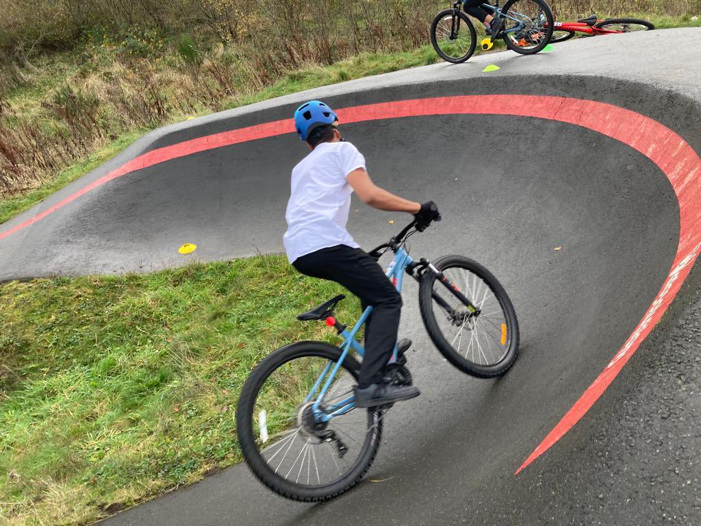The crew from Bellahouston Academy, having fun despite the weather, at Cathkin Braes pump track. A session working on some MTB fundamentals. Thanks to Kirsty @farebellahouston  for the pictures! <a href="/BellahoustonAc/">Bellahouston Academy est. 1876</a> <a href="/ScottishCycling/">Scottish Cycling</a> <a href="/Glasgow_Sport/">Glasgow Sport</a>