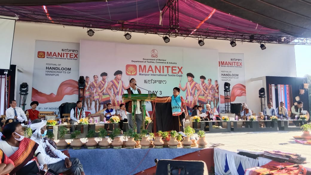 Thadou_TLF's tweet photo. Tuni Manipur Textile Expo kinna Thadou Tribe thalhengin TLF lamkaiho akalsong uve. Pu @janglal_Sitlhou, Chairman TLF in Thadou ho namvon thusim seiphongna le namvon ho vetsahna aneiyin ahi.

Thadou nam le pao khantouna dingin TLF in natoh akinei jinge. https://t.co/cEMvCLxfuk