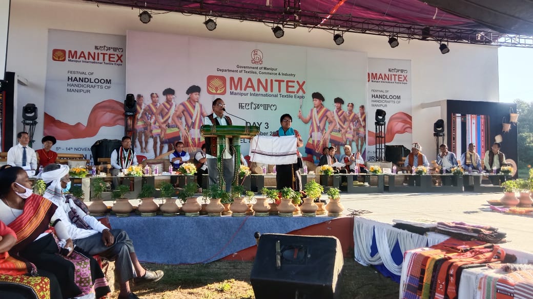 Thadou_TLF's tweet photo. Tuni Manipur Textile Expo kinna Thadou Tribe thalhengin TLF lamkaiho akalsong uve. Pu @janglal_Sitlhou, Chairman TLF in Thadou ho namvon thusim seiphongna le namvon ho vetsahna aneiyin ahi.

Thadou nam le pao khantouna dingin TLF in natoh akinei jinge. https://t.co/cEMvCLxfuk