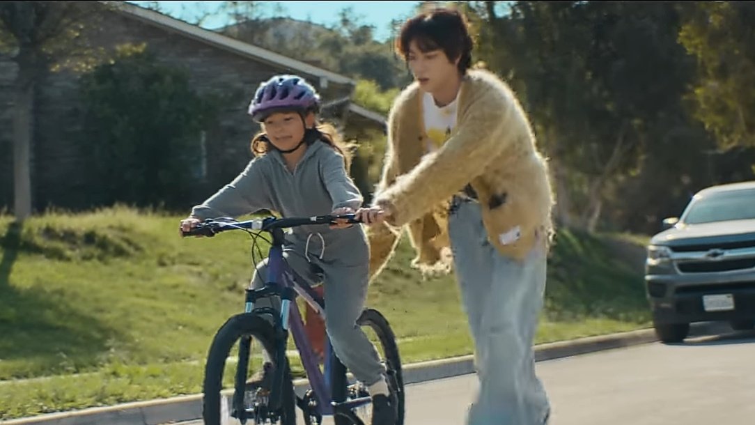 kiss_seven7's tweet photo. — #Jhope en el set del MV #TheAstronaut #Jin

🐿️: ¿Por qué la soltaste?
🐹: ¿Qué?
🐿️: ¿Por qué dejaste ir a la niña?
🐹: Dejar ir era el concepto
🐿️: ¡Deberías haberlo sostenido por ella!
🐹: "Estarás bien por tu cuenta ahora
ya que lo sostuve para tí todo este tiempo" (+) https://t.co/pSVzcL0emK