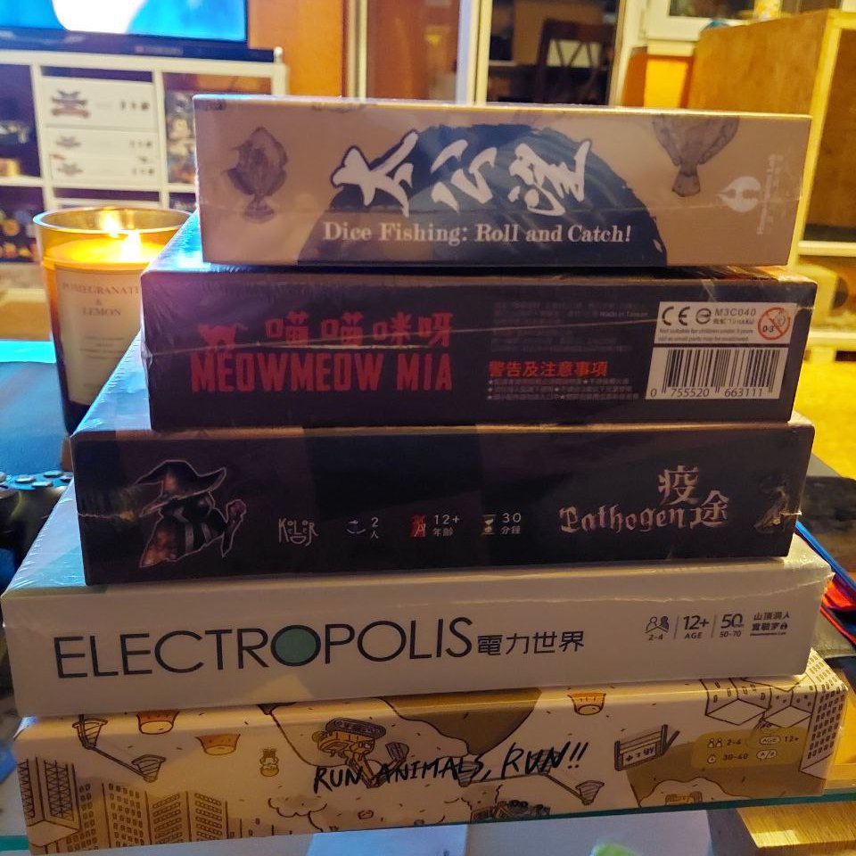 MightyNugget97's tweet photo. Endlich konnte ich mich (nach längerer Krankphase) darum kümmern die Spiele abzuholen, die für mich auf der #Spiel2022 von einem Bekannten mitgebracht wurden. #taiwanbgdesign Dice Fishing wurde am Spieleabend direkt getestet und von allen geliebt! :D https://t.co/GwqldWmhri