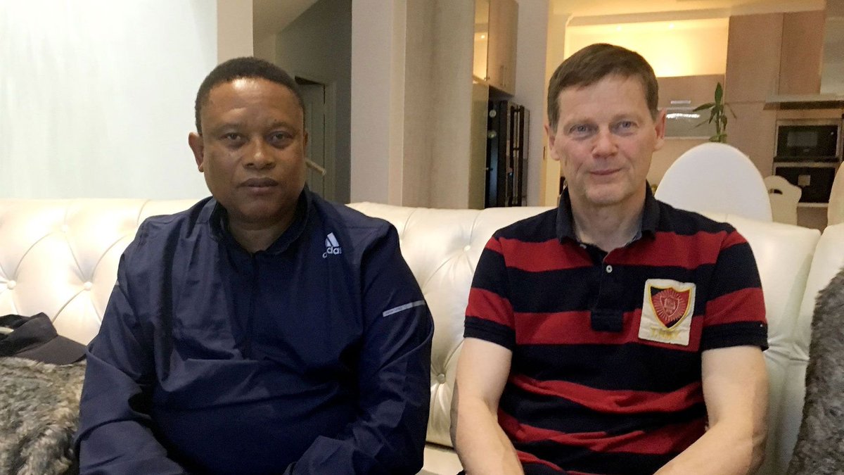 Nú þegar ríkissaksóknara virðist ætla að mistakast að fangelsa hljómsveitina Sigurrós má minna á að ekkert er að frétta af Samherjamálinu, annað en lögreglurannsókn á blaðamönnunum sem fjölluðu um það. Ég vil biðja ykkur að rísa úr sætum og klappa fyrir þessu öllu saman.