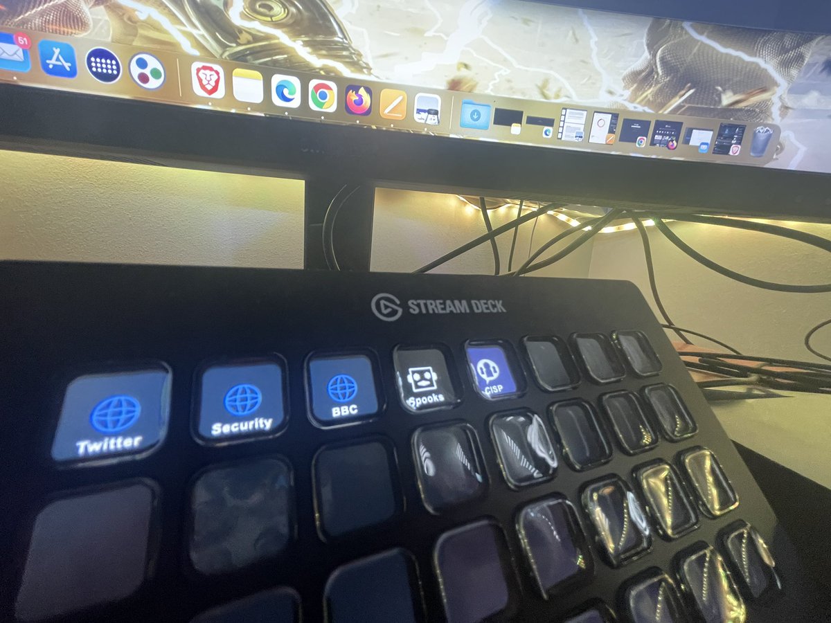 mRr3b00t tweet media