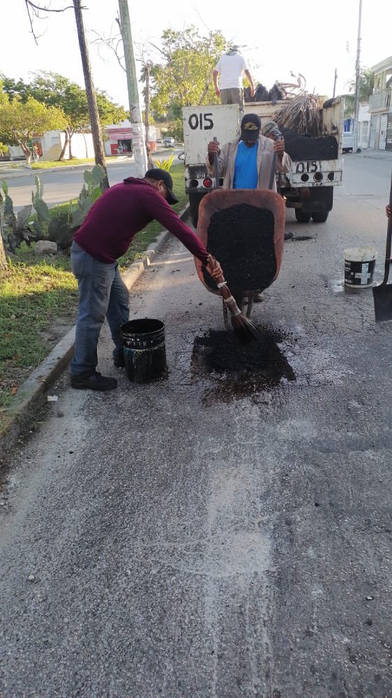 AytoCancun's tweet photo. Nuestras #BrigadasPorCancún se encuentran trabajando en diferentes zonas de la ciudad.🚧
Recolección de basura📍Parque de Las Palapas
Bacheo 📍#SM63
Limpieza de bóveda y captador 📍#SM247
#ReportaYAporta vía WhastApp 📲 9988448035.
@anapatyp
#CancúnNosUne https://t.co/zbHVfHKr0y