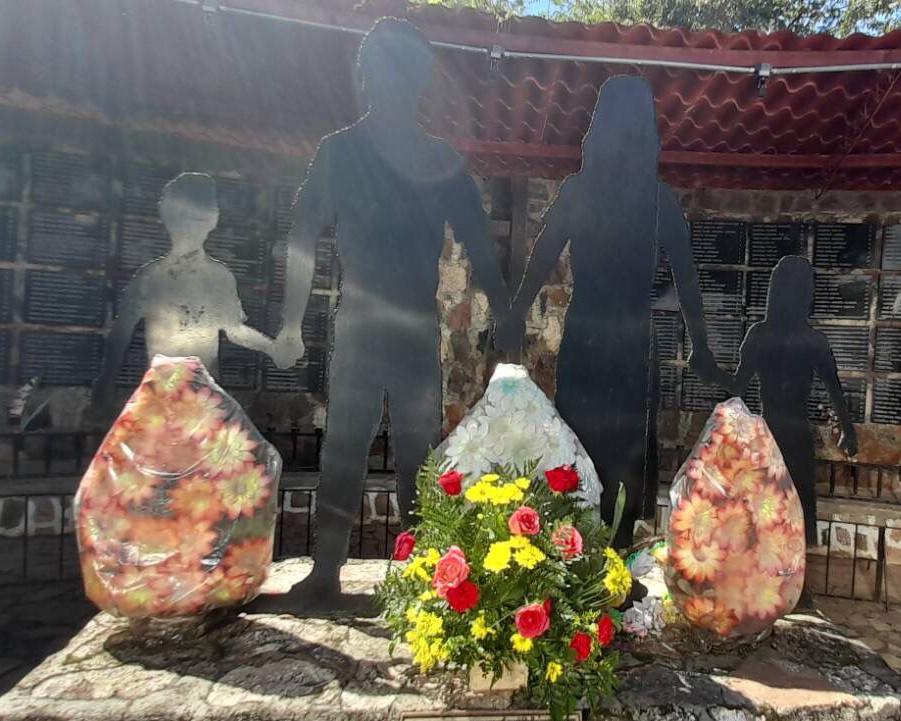 El día 02 de nov. Una representación de APDHEM se acercó al monumento de la Sagrada Familia en El Mozote para depositar una ofrenda floral en memoria de los difuntos que ahí reposan, quienes fueron masacrados en diciembre de 1981. 

#Quelaluzdelamemorianoseapague
