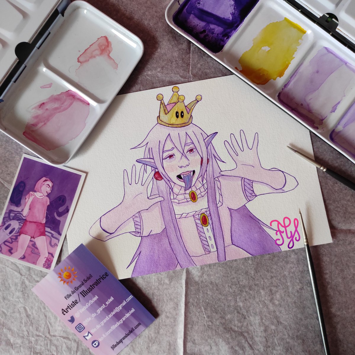 FilleduGrSoleil's tweet photo. 👻👑~ Booette - Fanart ~ 👑👻

J'ai peint cette aquarelle A5 de Booette/Boosette (Fusion entre la couronne du jeu New Super Mario Bros U Deluxe et Boo) pour en faire un sticker pour ma petite soeur ! Je suis plutôt fière de mon fanart !
#mariobros #boosette #princesskingboo https://t.co/Km4n4zOnNX