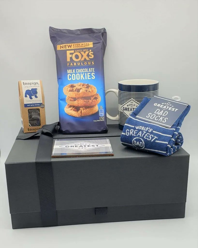 HWrapped's tweet image. Dad’s work so hard they deserve to put their feet up and enjoy a little treat at Christmas.

Dad’s Favourites Gift Box has all Dad’s favourites inside.

 buff.ly/3ofNRaU

#giftideas2022 #christmasiscoming #Christmas2022 #happiness