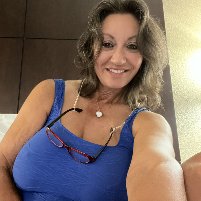 Going live on Only Fans in 5 minutes! Don't miss it! https://t.co/h23ffofeUW