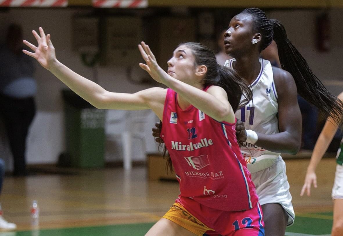 CompeticionFEB's tweet photo. ⛹️‍♀️ MVP #LF2: @Irenneviruel (@CPMiralvalle) se alza con el galardón semanal en su temporada de consagración

▶ Otra joven nacional que brilla en la competición

📊 33 val: 22 puntos, 15 rebotes, y 5 faltas recibidas

🖐 Jugadoras destacadas ⬇
https://t.co/oNcUZlZ3Nl https://t.co/MN7hsLRfQt