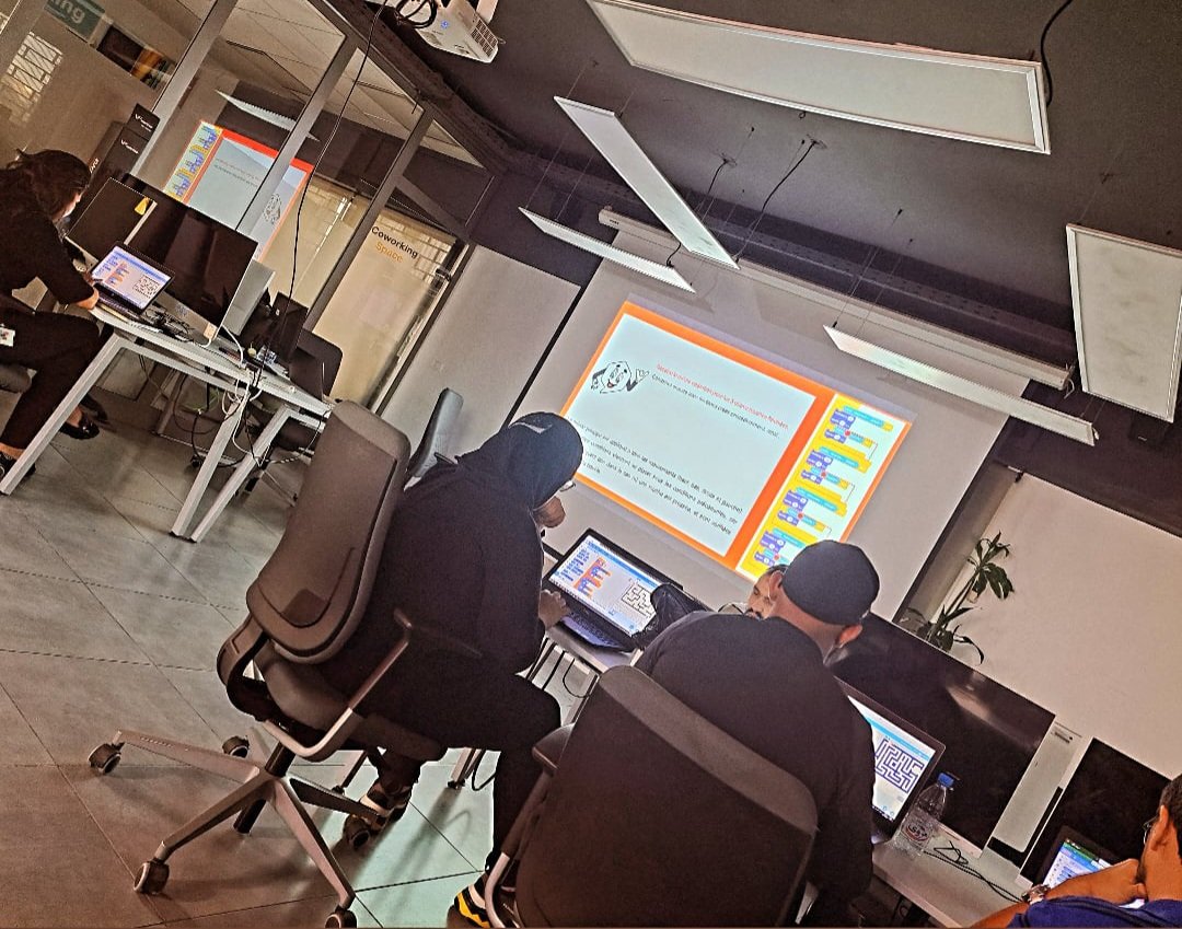 Formation des formateurs bénévoles d'Orange TN pour accompagner les enfants durant la journée #SuperCodeur qui se déroulera le 12/11/2022 à #OrangeDigitalCenter lac1 et la Marsa à l'occasion de la #COP27
Merci à notre partenaire @Codyspace 
<a href="/OrangeTN_Plus/">OrangeTNplus</a>