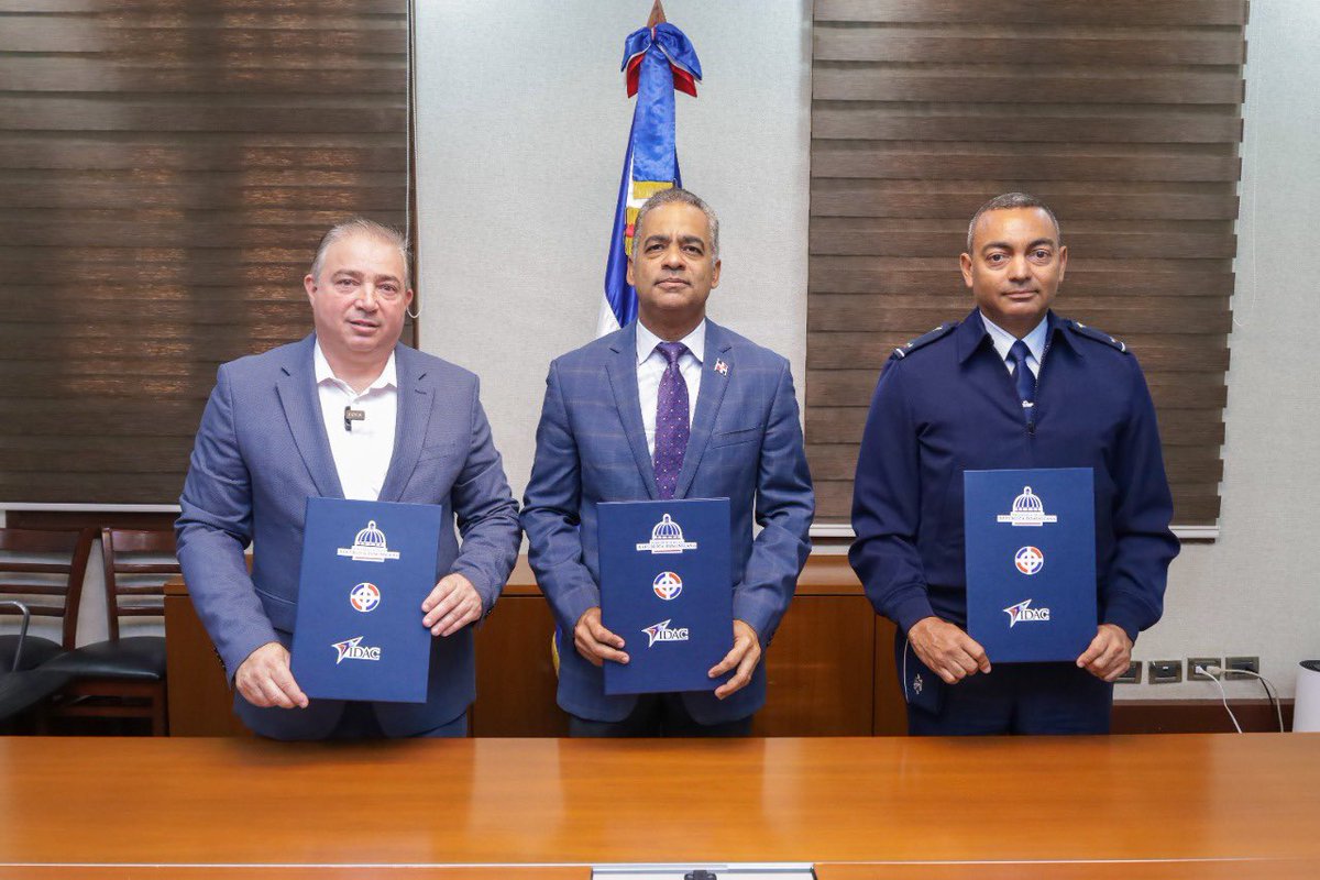 IDAC_RD's tweet photo. El #IDACRD, la Fuerza Aérea @FuerzaAereaRD y el Ministerio de la Presidencia @MinpreRD, formalizaron un acuerdo de cooperación interinstitucional para fortalecer la defensa del espacio aéreo y la Seguridad Operacional de la aviación en todo el territorio nacional. https://t.co/h1XBiJXlO4