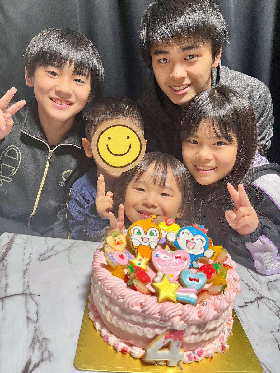rui_kuwano's tweet photo. 2日、下の妹の誕生日🎂✨
従兄弟も来て、みんなで、
オーダーケーキでお祝い🥂
フルーツたっぷり、美味しかった⭐︎
#SweetBee #ドキンちゃん
#コキンちゃん #HappyBirthday https://t.co/1OwTCJr4cm