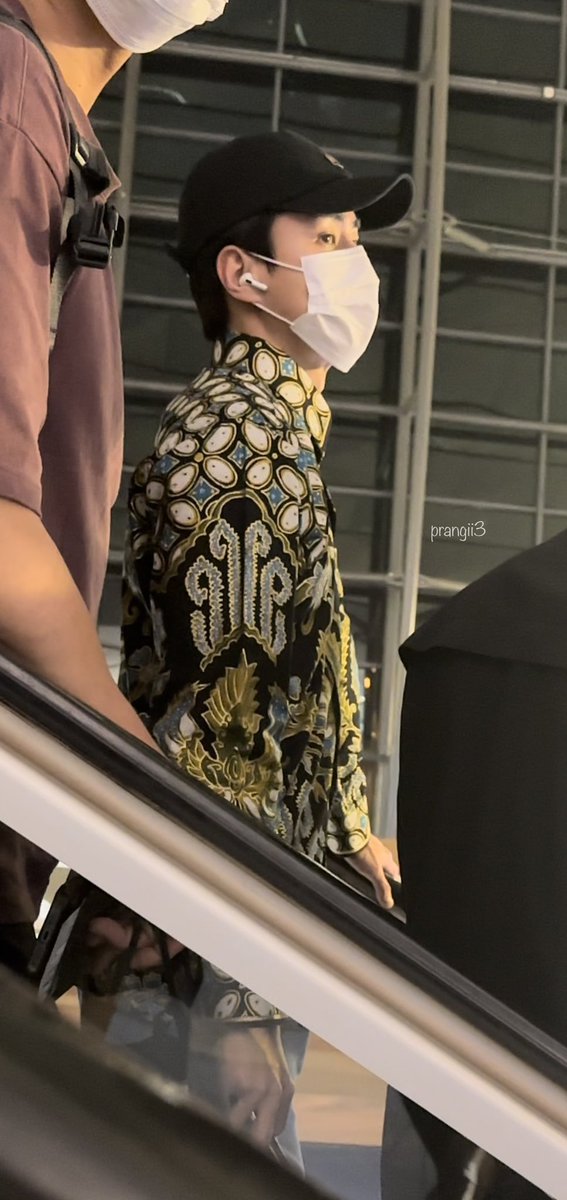 klmzhrr's tweet photo. ganteng banget yg mau pulang ke korea pake batik gini GANTENG BANGETTT!1!1!1!!!!!!🫠😍🙆🏼‍♀️🫶🏻🤍 safe flight uri sehun ✈️🤍 thank you for coming to jakarta,indonesia 🇮🇩 🤍 we love youu🙆🏼‍♀️ #SEHUN #PIYAK #SEHUNEXO https://t.co/0cki5jEIbR