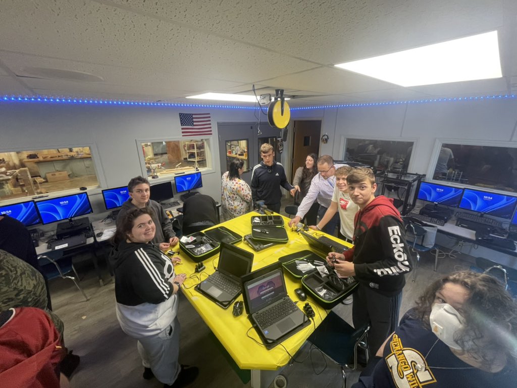 STEMatShenango's tweet photo. Working with Mr. Shierer of iu4 to build code and fly @FTWRobotics with our students helping students club! https://t.co/0JHBP1ifj0