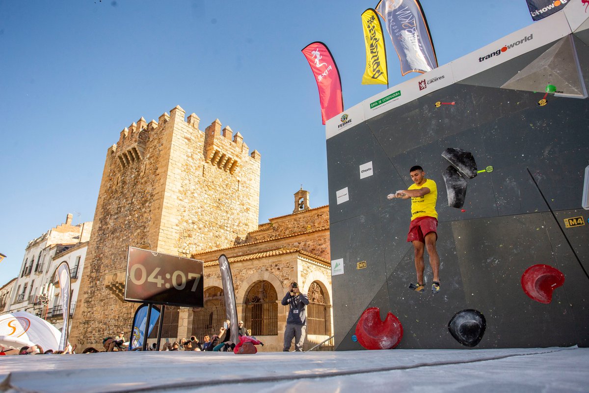 hoy_lopezlago's tweet photo. Todos los escaladores que pasaron este finde por Cáceres ya me parece que tienen superpoderes contra la gravedad, pero esta foto que le hizo @JHONNYHOY al nuevo campeón de España @lilcabeSa levitando... lo confirma https://t.co/88yvCiOhNf