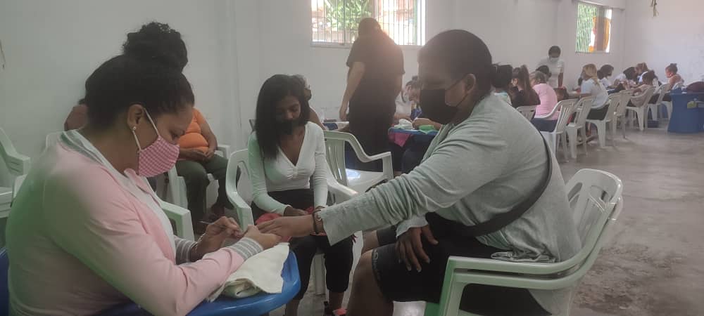 SomosOtroBeta's tweet photo. #Hoy en el curso de manicure de Cacica Urimare. L@s estudiantes demostrando todos los conocimientos adquiridos en las clases.
#OtroBeta #PNF #Petare https://t.co/Nq2NvtOY6d