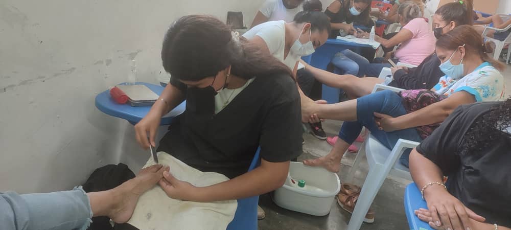 SomosOtroBeta's tweet photo. #Hoy en el curso de manicure de Cacica Urimare. L@s estudiantes demostrando todos los conocimientos adquiridos en las clases.
#OtroBeta #PNF #Petare https://t.co/Nq2NvtOY6d