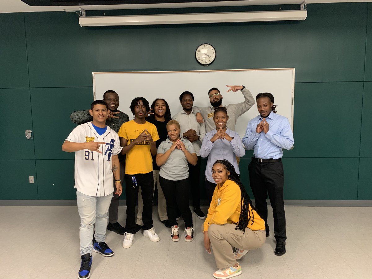 NCAT_VIL_MM's tweet photo. #NCAT Wellness Day Fall 2022: The present inspiring the future. #GCS @SwannMiddle School students enjoyed a day of 3D design, robotics, and coding activities, a stem career game and discussion with a campus tour led by #NCAT #STEM college students. #VerizonInnovativeLearning https://t.co/hYPthoSKHy