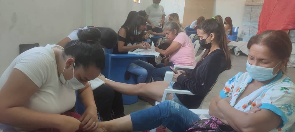 SomosOtroBeta's tweet photo. #Hoy en el curso de manicure de Cacica Urimare. L@s estudiantes demostrando todos los conocimientos adquiridos en las clases.
#OtroBeta #PNF #Petare https://t.co/Nq2NvtOY6d