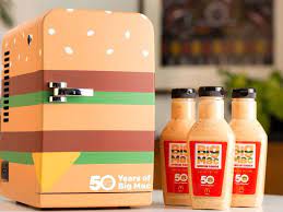 damiencolrat's tweet image. #RSE à l'occasion de #BIGMAC50 @RMHC  organise une vente aux enchères d'mini-réfrigérateur Big Mac rempli de trois bouteilles de 50ml de la légendaire sauce #BIGMAC
gqmagazine.fr/lifestyle/news…
