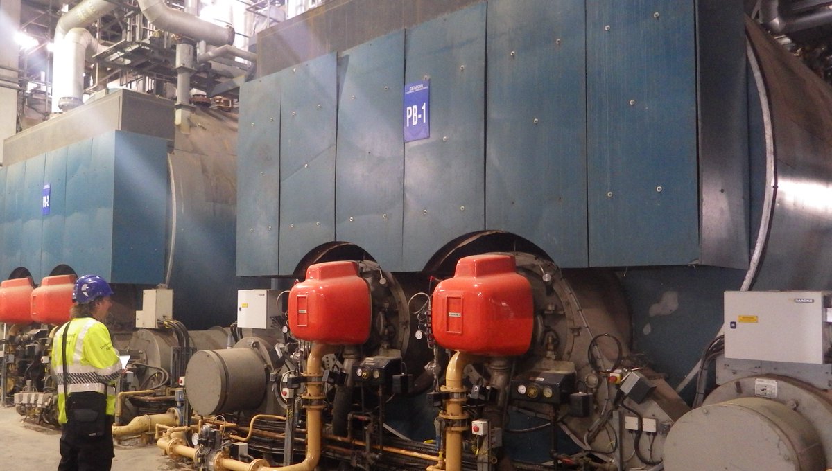 EMRegIndEA's tweet photo. It takes really big kit to generate power at some of the #Combustion facilities that we regulate. Here we're checking that the operator is complying with its #EnvironmentalPermit so as not to produce any harmful emissions👍🏿 #AirQuality #RegulatedIndustry https://t.co/KBCOPppMVh