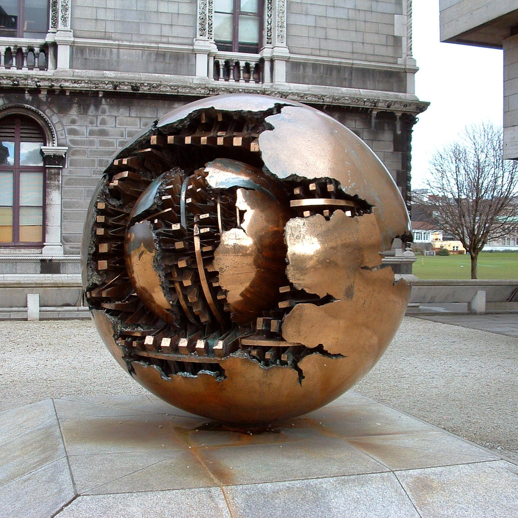 ⁠ Arnaldo Pomodoro, "La Sfera", 1960
#milanboom #artsy #picoftheday #funny #artecuriosa #arte #summer #estate #artoftheday #sculptures #travel #art #artist #artwork #contemporaryart #creative #modernart #sculpture #gallery #design #sphere #pomodoro #arnaldopomodoro