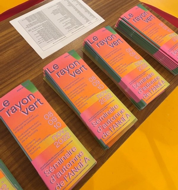 J-1 pour le séminaire d’automne de l’ANdEA accueilli par le réseau Polaris des écoles d'art des #hautsdefrance <a href="/ESADV/">ESAD Valenciennes</a> <a href="/ESADKTG/">ESÄ DK TG</a> <a href="/lefresnoy/">Le Fresnoy -Studio national des arts contemporains</a> 
Tout est prêt ! 💥💥
Identité visuelle Garage de recherches graphiques diplomés de <a href="/Esac__/">Ésac — Cambrai</a> 🌈
andea.fr/evenement/le-r…