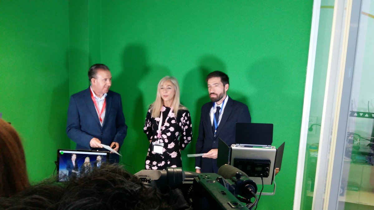 AytoAracena's tweet photo. La consejera ha destacado que gracias a esta formación ya hay centros que han puesto en marcha la elaboración de sus proyectos de aulas digitales. En Huelva, 4: @cpradersa4 (#Hinojales #CañaveraldeLeón), #CeipSutefie (#Zufre), #IESNuevoMilenio (#Zalamea) y @IESTurobriga (#Aroche) https://t.co/nuDfYmUnNU