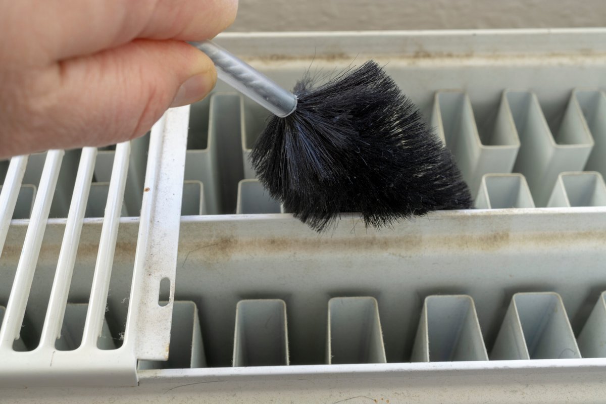 Abstauben lohnt sich!
Denn im Laufe der Zeit lagert sich Schmutz und Staub an und in den Heizkörpern ab. Tatsächlich verschlechtert Staub die Wärmeabgabe, da er sich wie eine Isolationsschicht um die Heizkörper legt.

kohl-online.de/2022/10/07/sta…