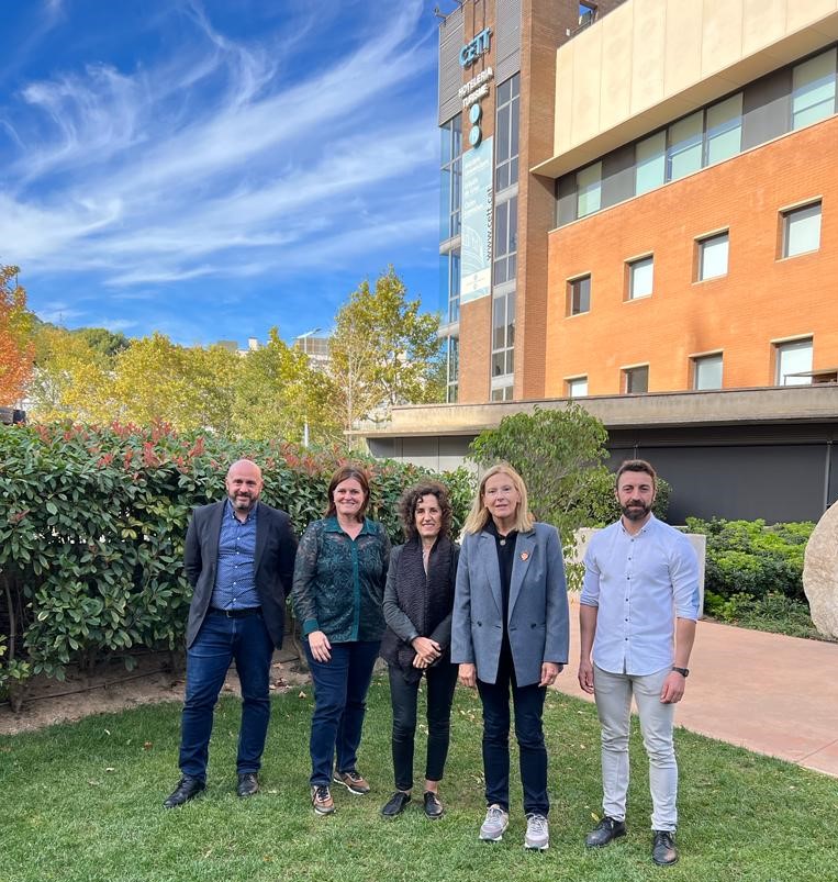 CETT_UB's tweet photo. Avui ens ha visitat @neusponspena, directora gerent de la @fundaciobcnfp; @JordiCastillo24, coordinador de l'àrea internacional de la @XarxaFP_SG i @tarrinyo, coordinador de #ObservatoriFP

Tots ells es dediquen a enfortir la formació professional a l'àrea metropolitana de BCN 🙌 https://t.co/9RK31WLSqI