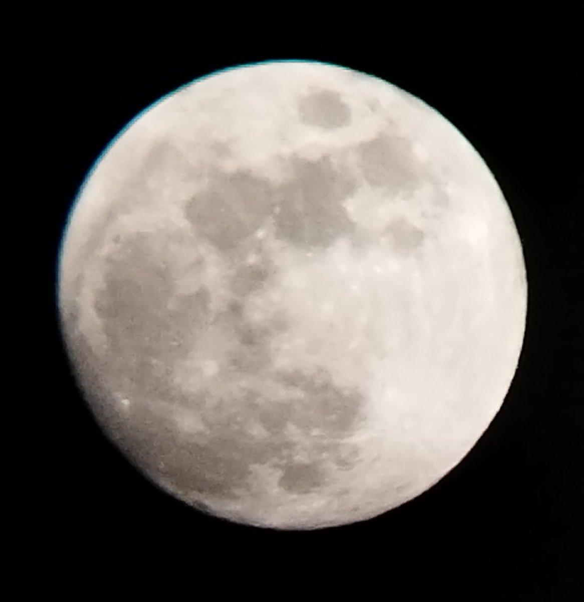 hrefaaz2's tweet photo. Waxing Gibbous Moon. 99℅ Illuminated. https://t.co/6nQbIRXg6U