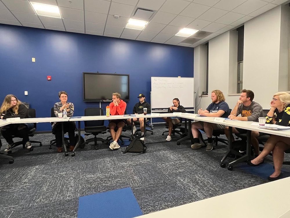 We love it when guest speakers come and share  their experiences! Last Tuesday, Dr. Amy Novak came to speak to students in Dr. Monica Forret’s class ‘Women in Business’ to discuss topics ranging from her career as well as balancing work &amp; family! #Bees4Biz 🐝✨