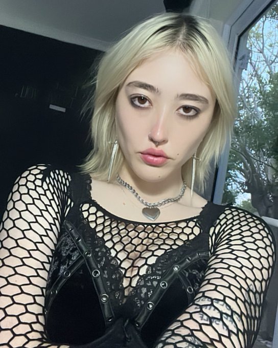 ♡ i&rsquo;m officially back and responding full time on my onlyfans ♡ link in bio https://t.co/UKhfNcjute